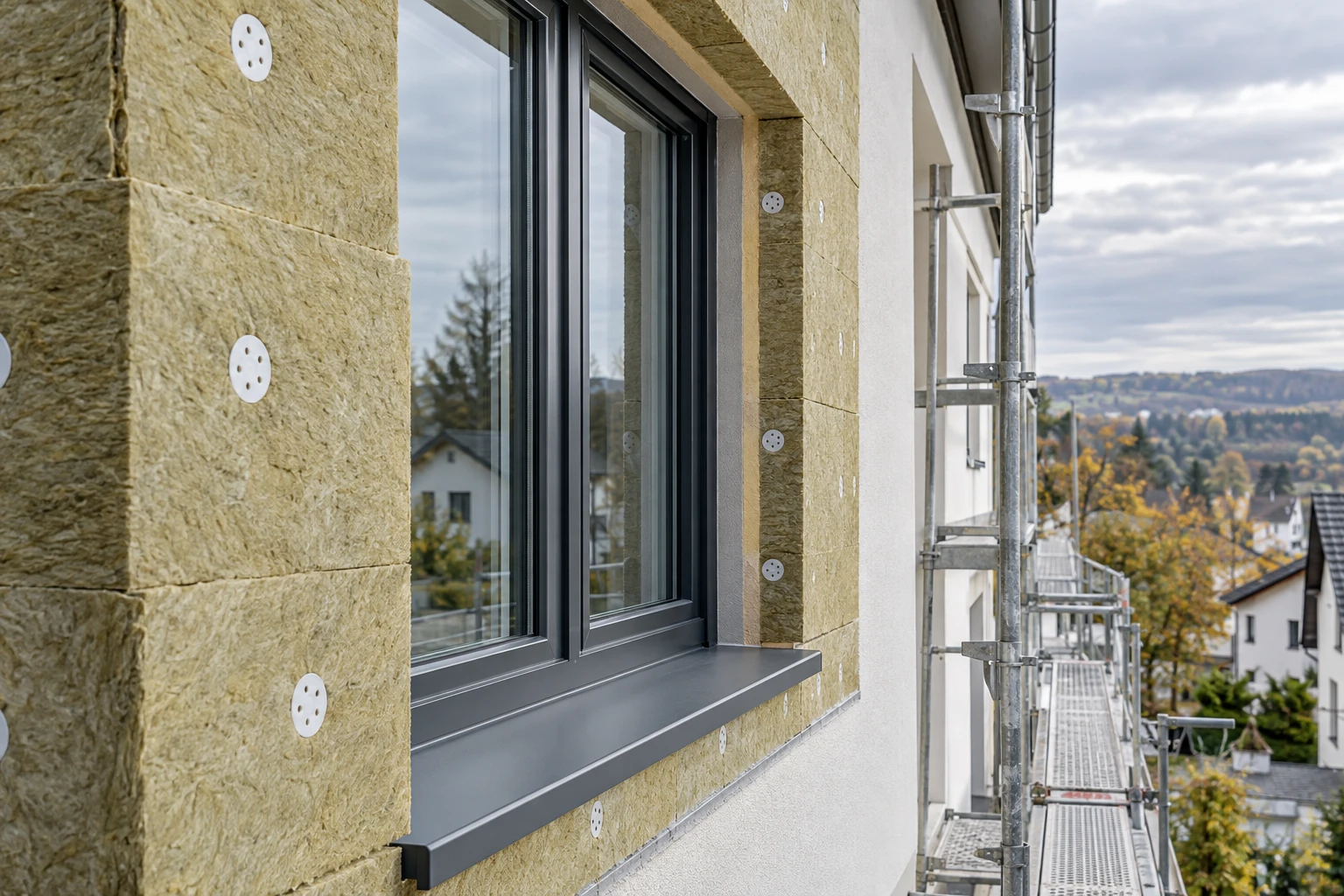 Gedämmte Fassade mit modernem Fenster während einer Sanierung